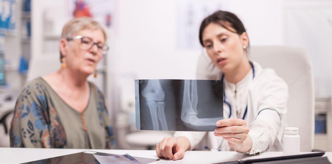 Osteoporoza. Jak zapobiegać łamliwości kości po 50-tce?