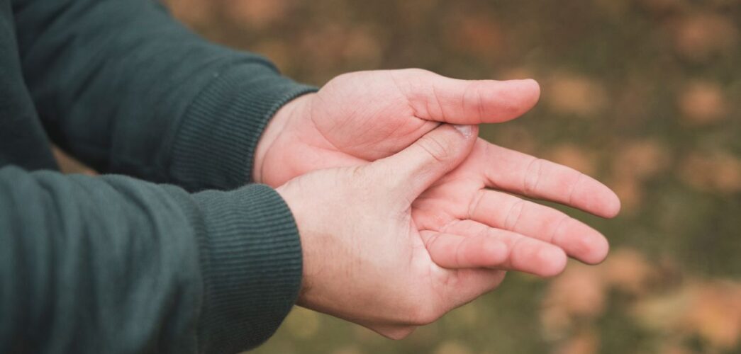 Drżenie rąk – najczęstsze przyczyny i diagnostyka